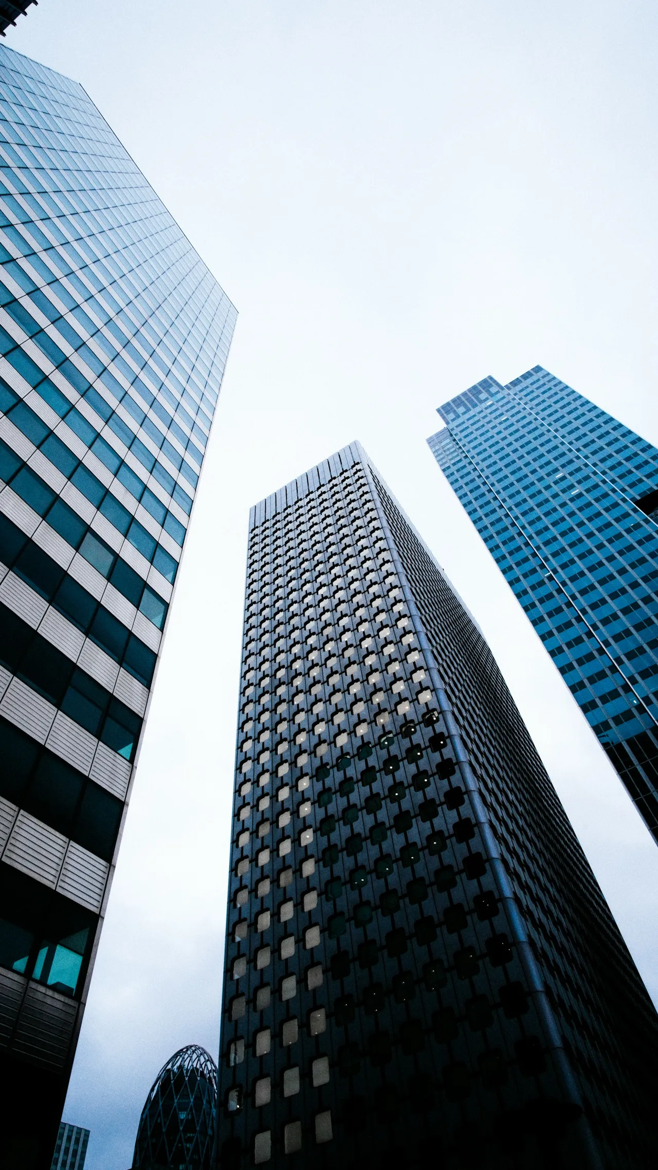 Perspective sur des tours de bureaux contemporaines