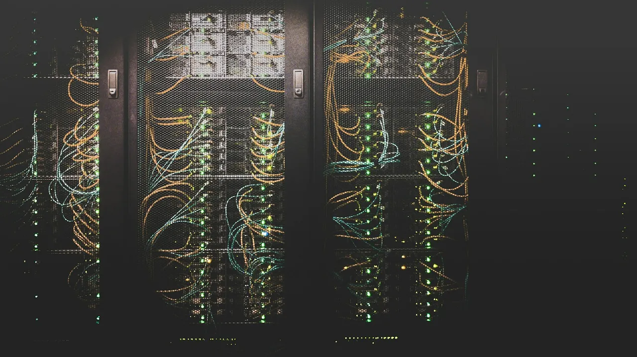 Allée de baies informatiques dans un centre de données